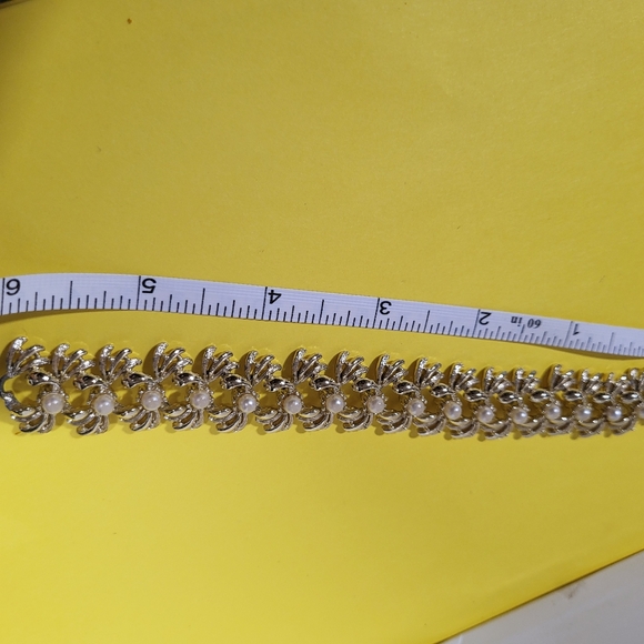 Elegant Silver and Pearl Bracelet - Picture 2 of 4